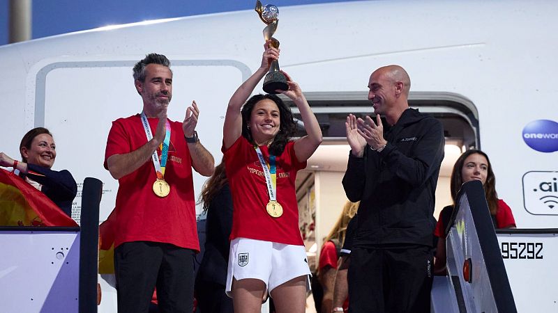 La Copa Mundial femenina aterriza en Madrid de la mano de la capitana de la selección, Ivana Andrés -- Ver ahora