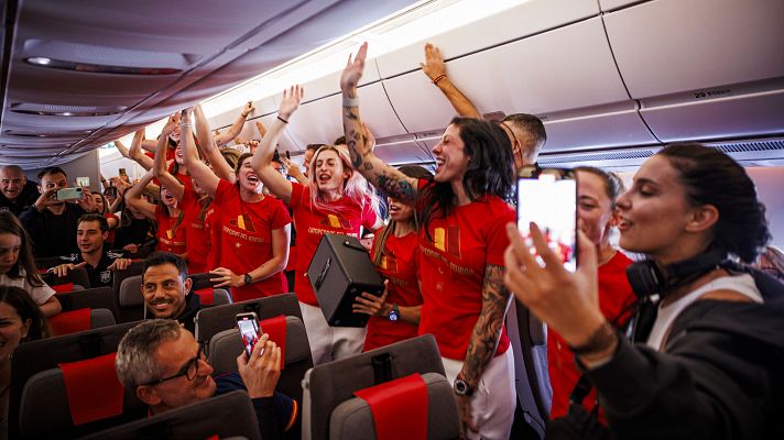 Así celebraron en su vuelo de vuelta el título mundial las jugadoras de la selección