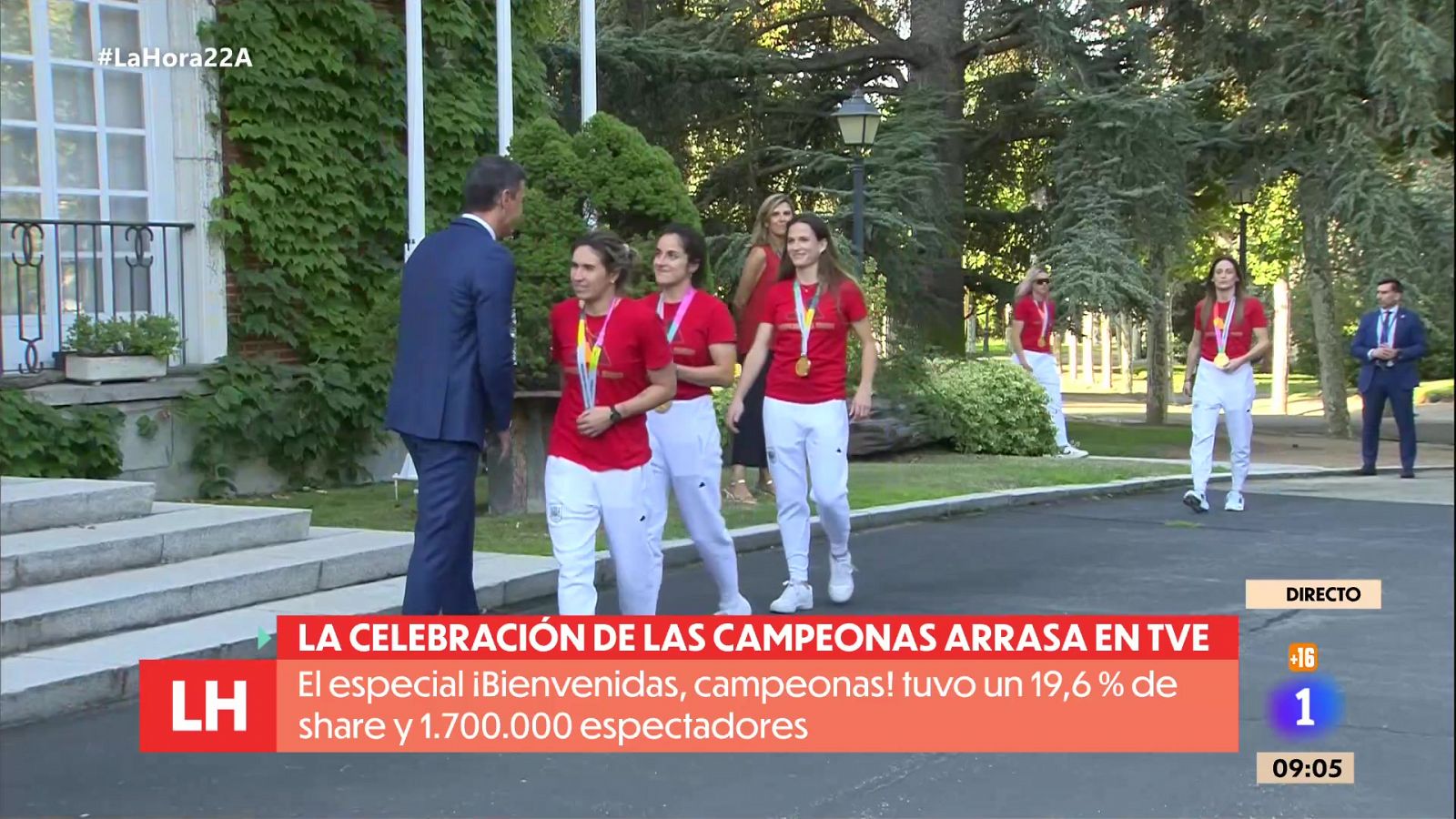 Frío saludo entre Sánchez y Rubiales en la recepción a las campeonas del mundo - La hora de La 1 | Ver