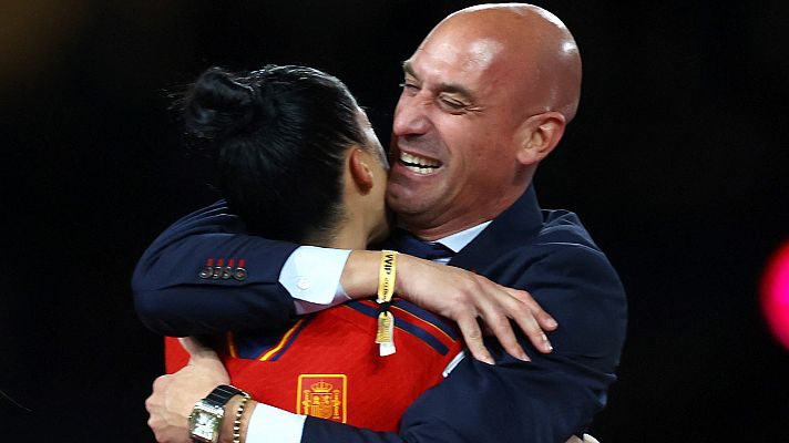 El beso de Rubiales a Hermoso tras ganar el Mundial 2023