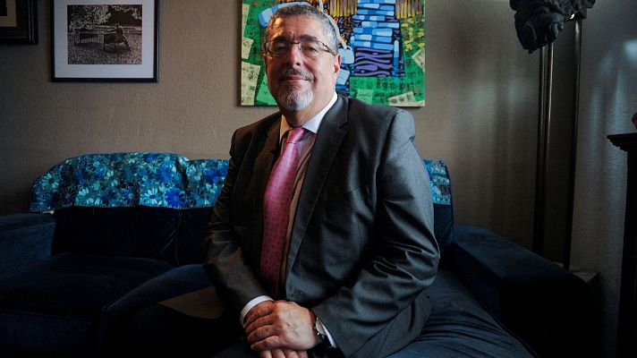 Telediario 1 - RTVE entrevista a Bernardo Arévalo, presidente electo de Guatemala