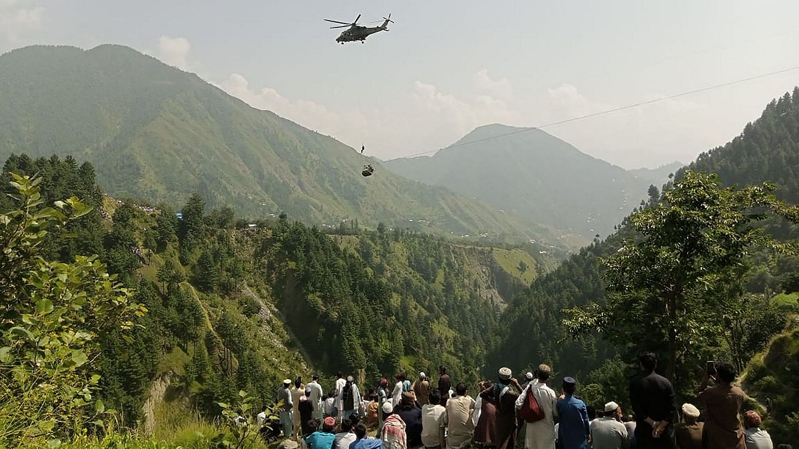 Seis estudiantes y dos adultos atrapados a 300 metros en un teleférico de Pakistán