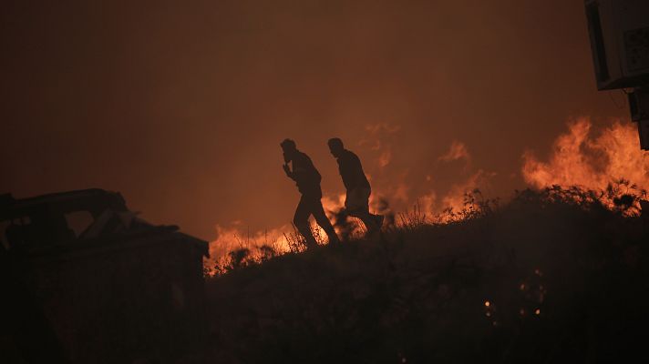 Telediario 2 - Hallados 26 cuerpos carbonizados de migrantes en uno de los ocho grandes incendios que arrasan Grecia