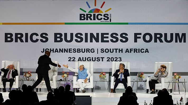 Telediario 2 - Los líderes de los BRICS comienzan su cumbre en Sudáfrica con su expansión y alternativas al dólar como asuntos clave
