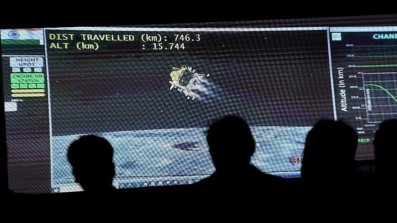 Tras una compleja maniobra, la misión espacial de la India Chandrayaan-3 ha alunizado con éxito en el polo sur de la Luna, nunca antes explorada.