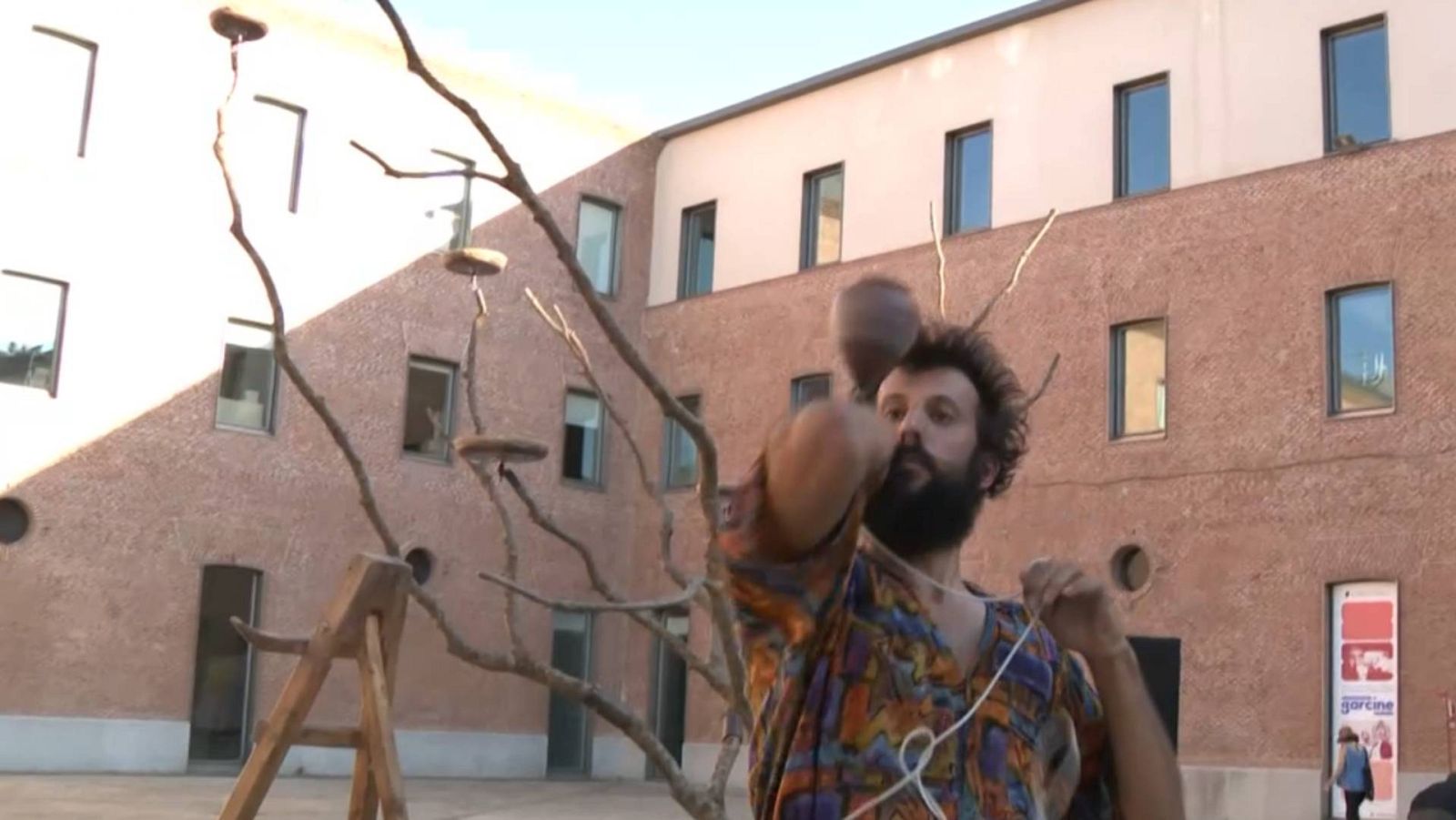 La fuerza teatral de una peonza: 'Poi' del mallorquín Guillem Vizcaíno | Ver