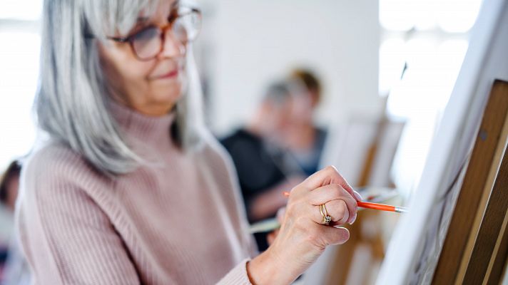 Telediario 1 - La UNED veta a una de sus profesoras, Pilar Ruiz-Va, por tener más de 70 años