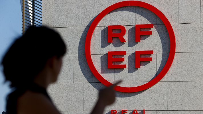 Telediario 2 - El fútbol da la espalda a Rubiales por sus comportamientos machistas  y arropa a Jenni Hermoso