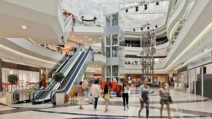 Telediario Fin de Semana - Centros comerciales, un refugio cada vez más frecuente ante las olas de calor