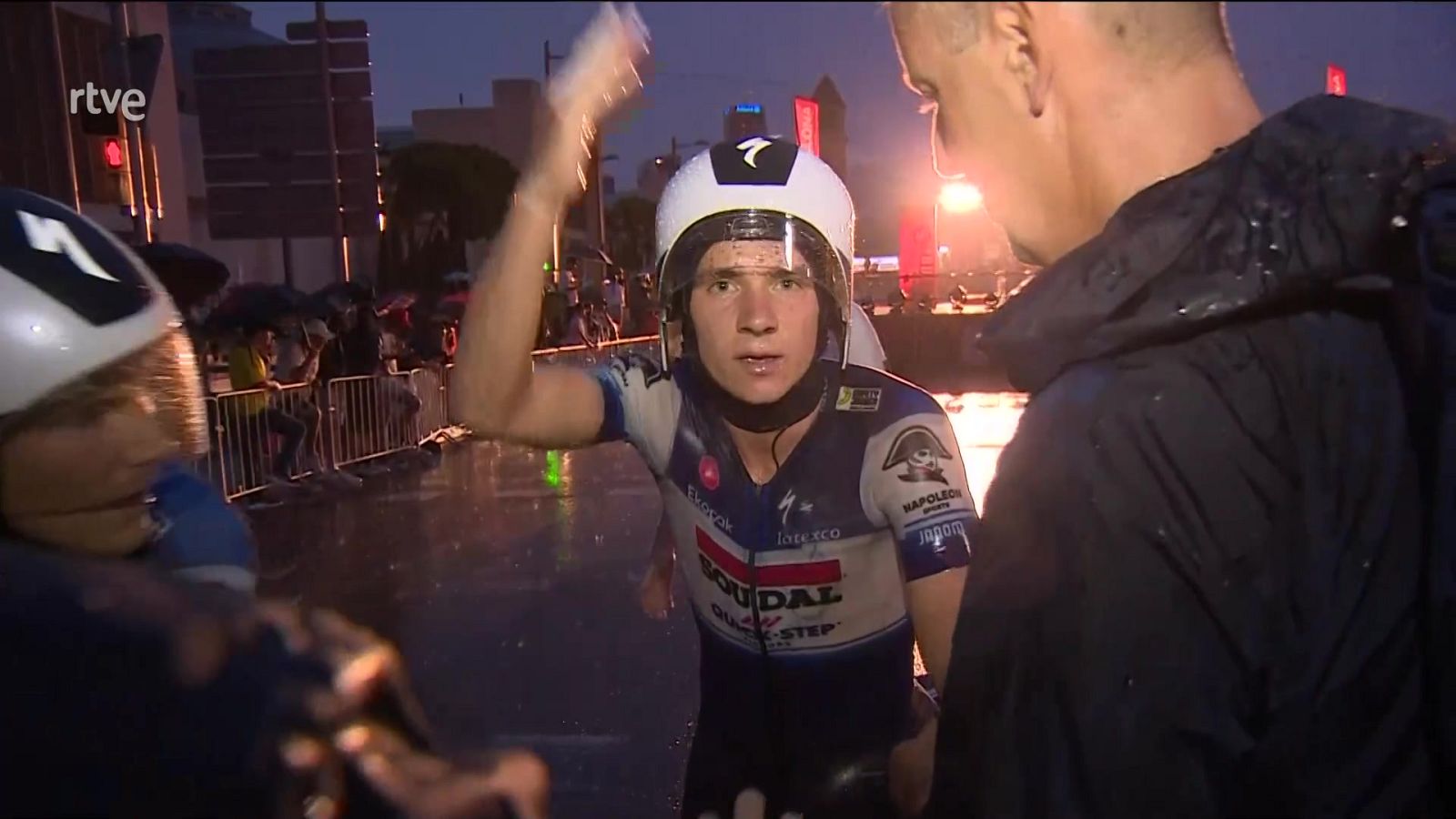 Remco Evenepoel se enfada por la falta de visibilidad en la contrarreloj por equipos