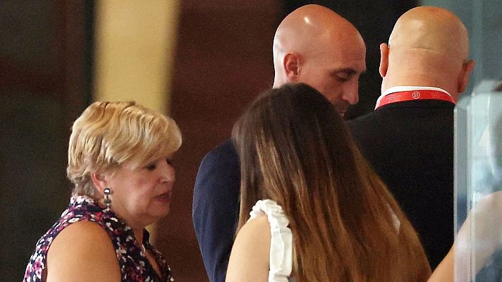 La madre de Rubiales inicia una huelga de hambre por la  "cacería" contra su hijo