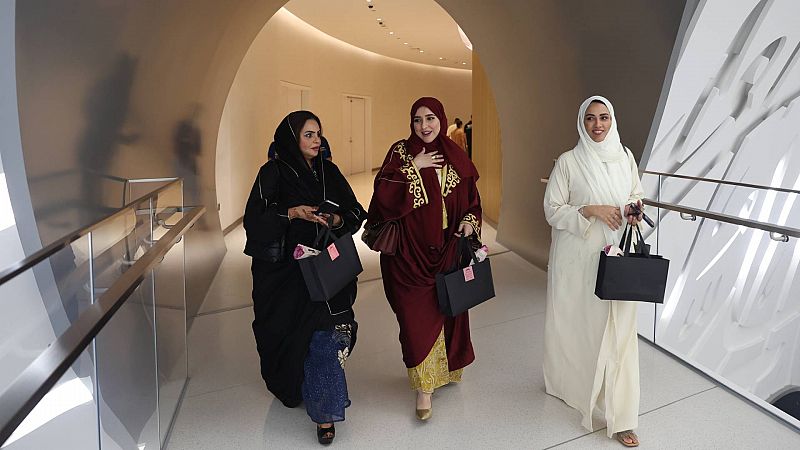 Francia prohibirá la abaya en las escuelas públicas por considerarla una prenda con significado religioso