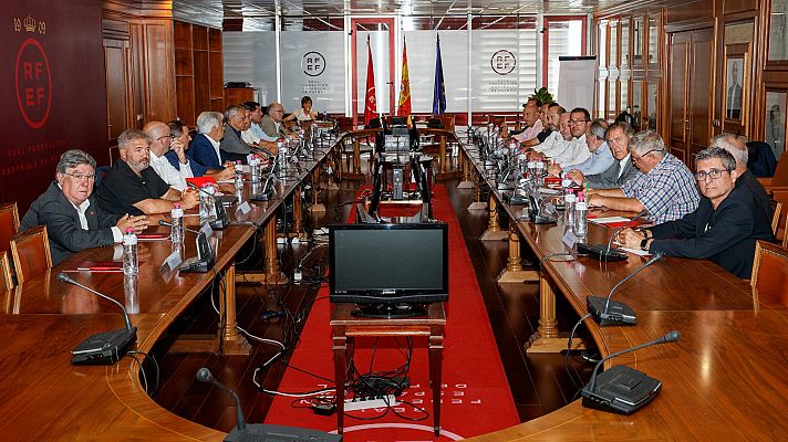 Telediario 1 - Los presidentes territoriales de la RFEF piden a Rubiales que presente su dimisión inmediata