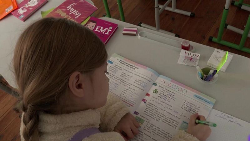 Los niños ucranianos se acercan al inicio de un curso escolar marcado por la guerra