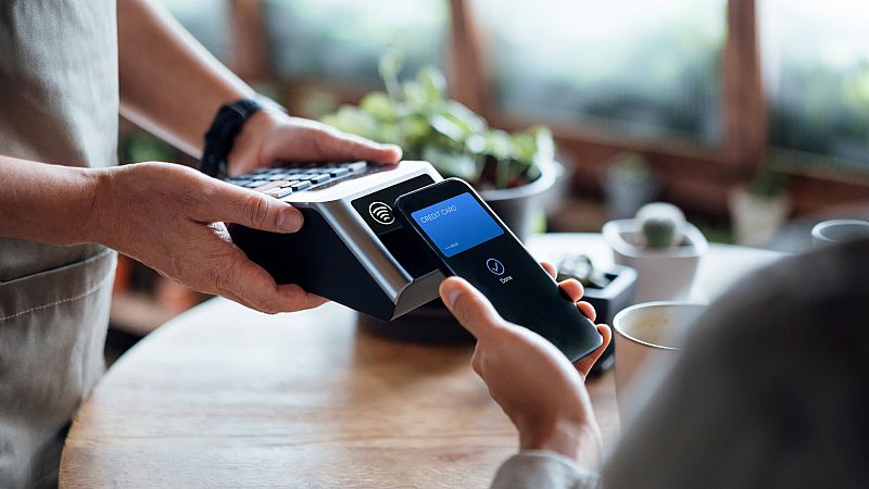 El 15% de consumidores en España ya paga con su teléfono móvil y este método de pago se acerca al 19% de personas que usan el dinero en efectivo.