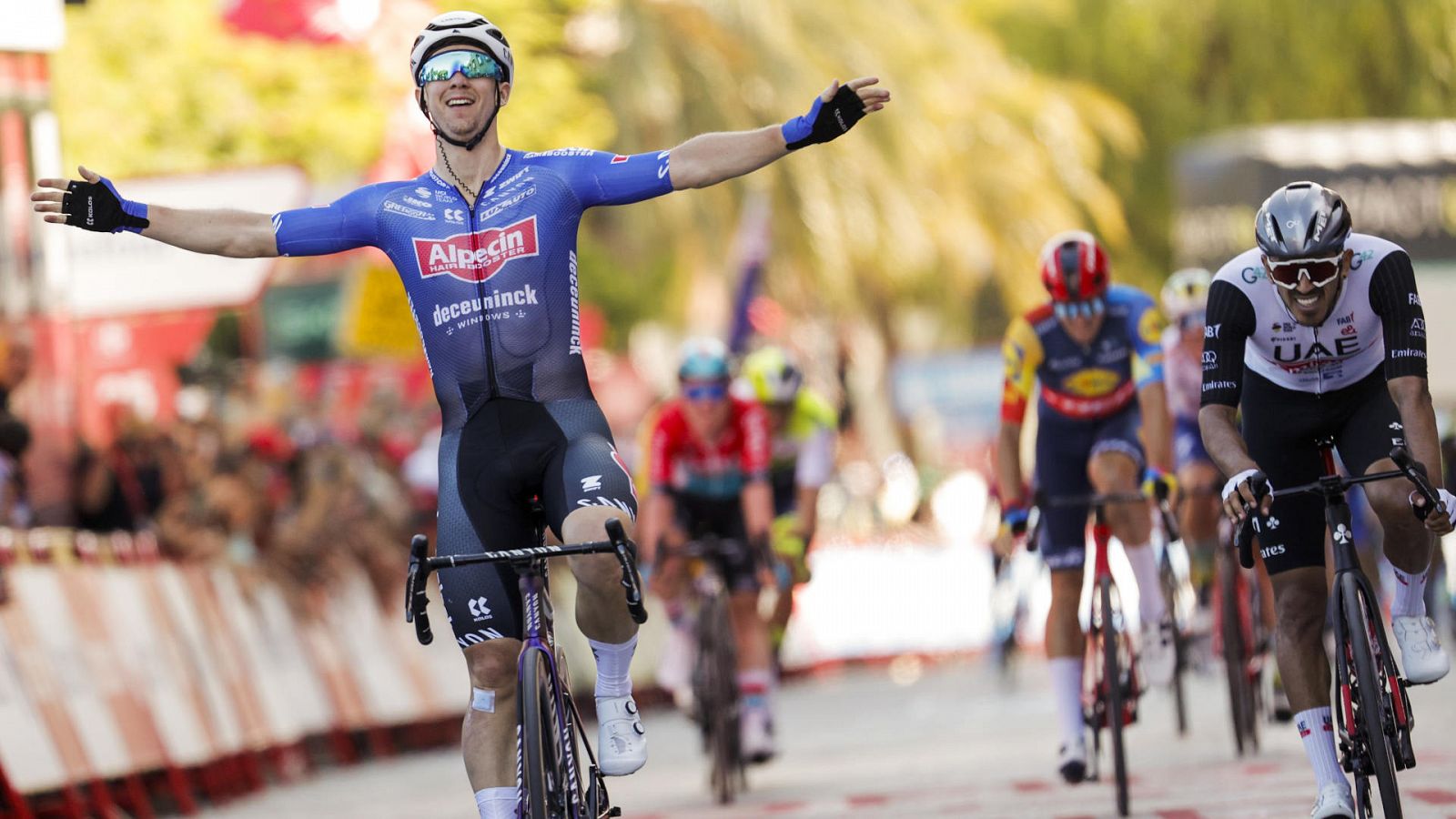 Kaden Groves gana la etapa de la Vuelta en un sprint accidentado en Tarragona -- Ver ahora