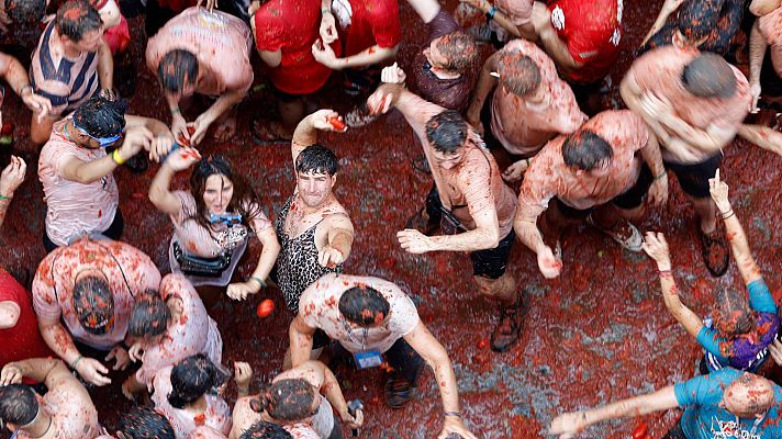 Telediario 1 - Buñol se tiñe de rojo: 16.000 personas de todo el mundo disfrutan de la Tomatina