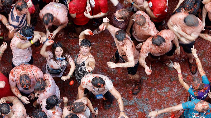 Buñol se tiñe de rojo: 16.000 personas de todos los rincones del mundo disfrutan de la Tomatina 