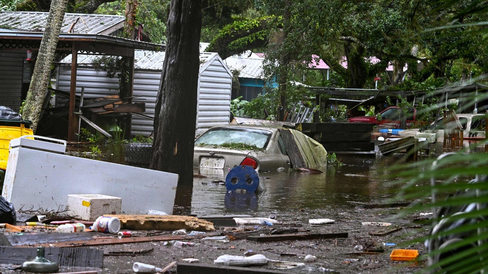 Idalia deja dos muertos a su paso por Florida