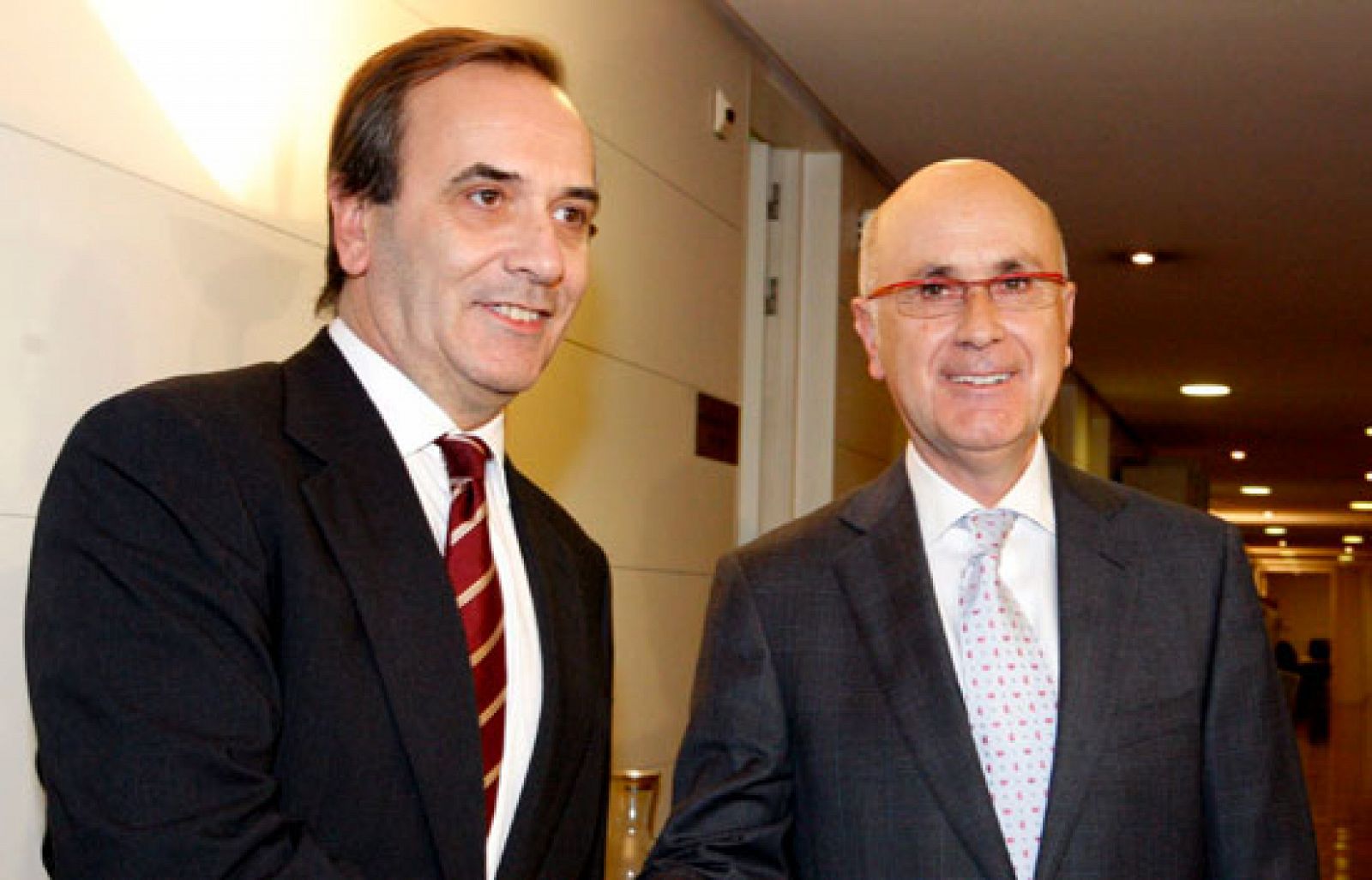 El PSOE inicia con CiU la ronda de contactos para buscar un pacto contra la crisis | Ver