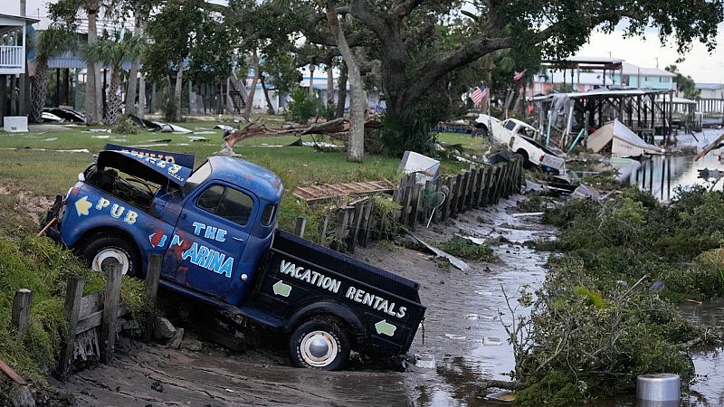 El huracán Idalia deja a su paso por Florida un rastro de destrucción