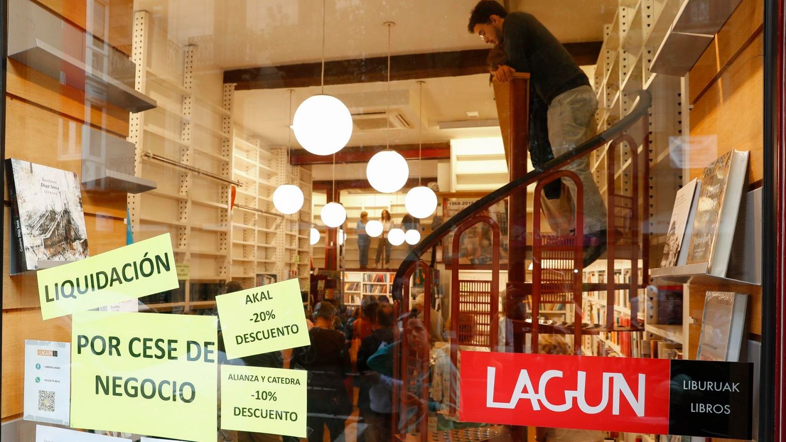 Cierra la librería donostiarra Lagun, símbolo de la resistencia democrática | Ver