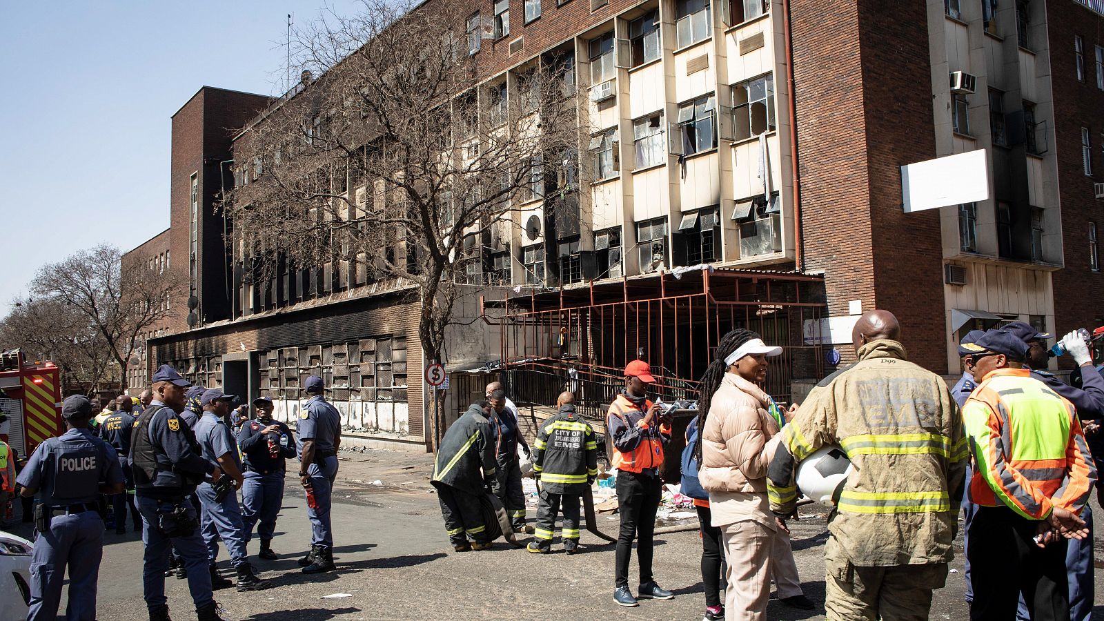 Al menos 74 muertos en un incendio en un edificio de Johannesburgo