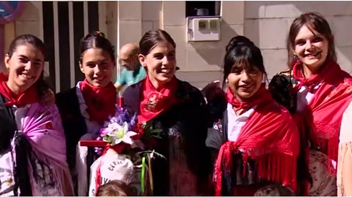 Las mujeres de Cervera bailan en las fiestas del pueblo a pesar del veto de una tradición machista