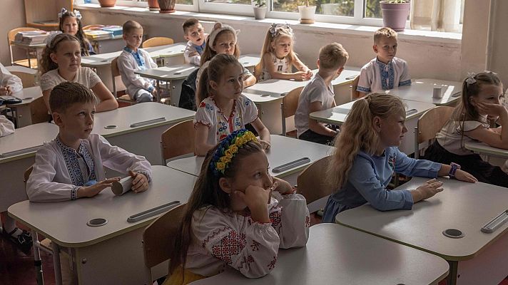 Empieza el curso escolar en Ucrania entre canciones patrióticas