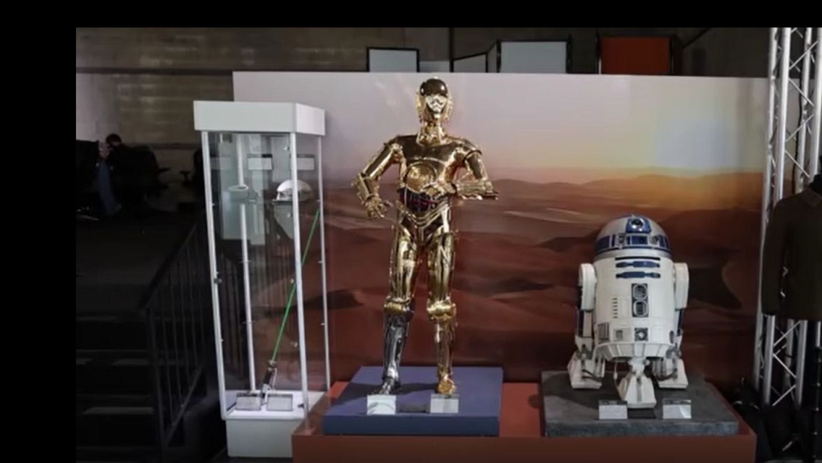 Una subasta de cine con piezas legendarias: de los vestidos de Audrey Hepburn a armas galácticas