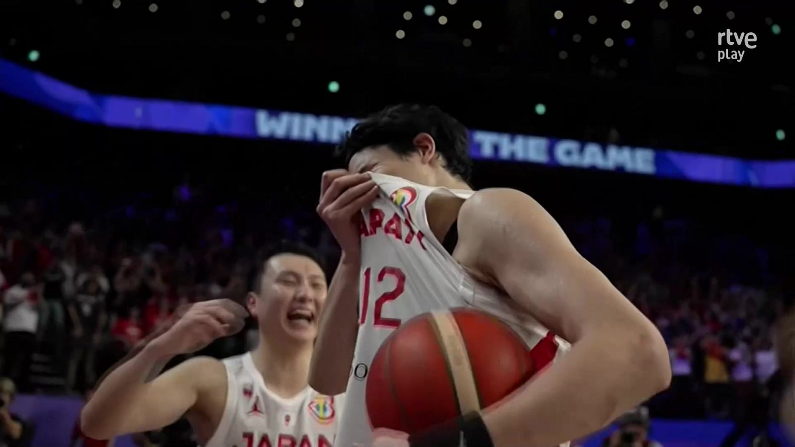 Mundial baloncesto 2023 | Yuta Watanabe rompe a llorar tras conocer que Japón está clasificada para los JJOO