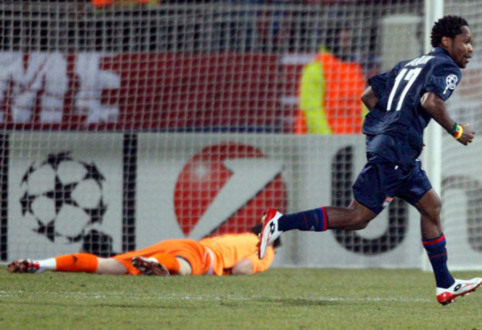 Golazo de Makoun (1-0) - Champions League | Ver