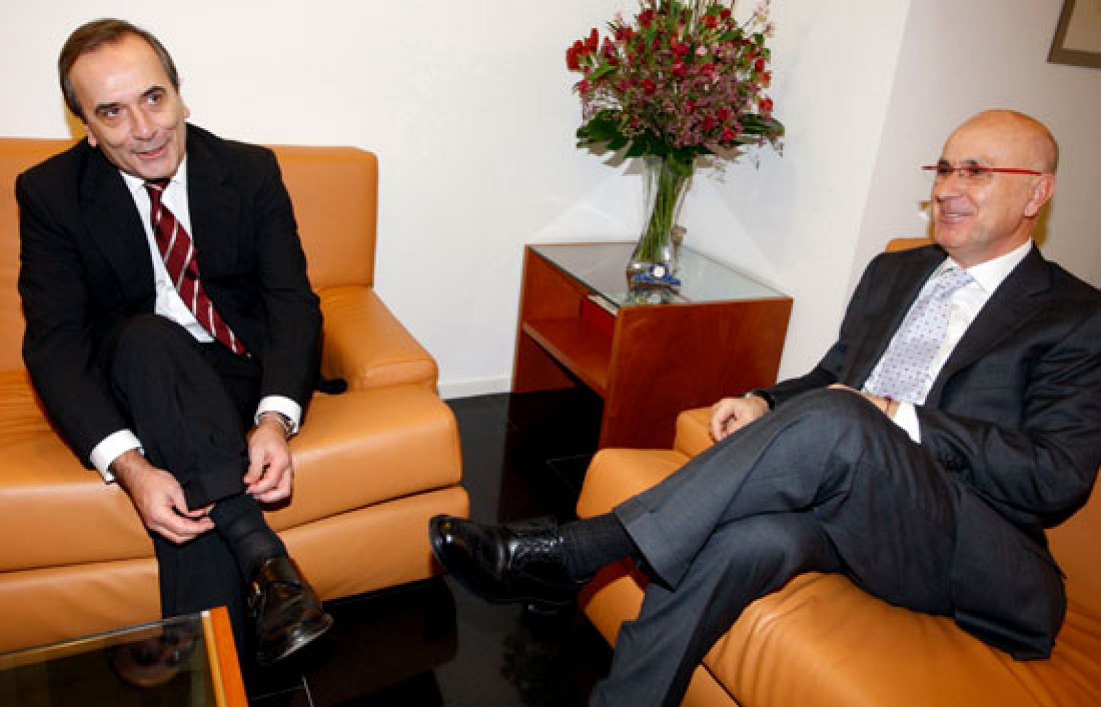 El PSOE inicia la ronda de contactos con los grupos parlamentarios en busca de acuerdos | Ver