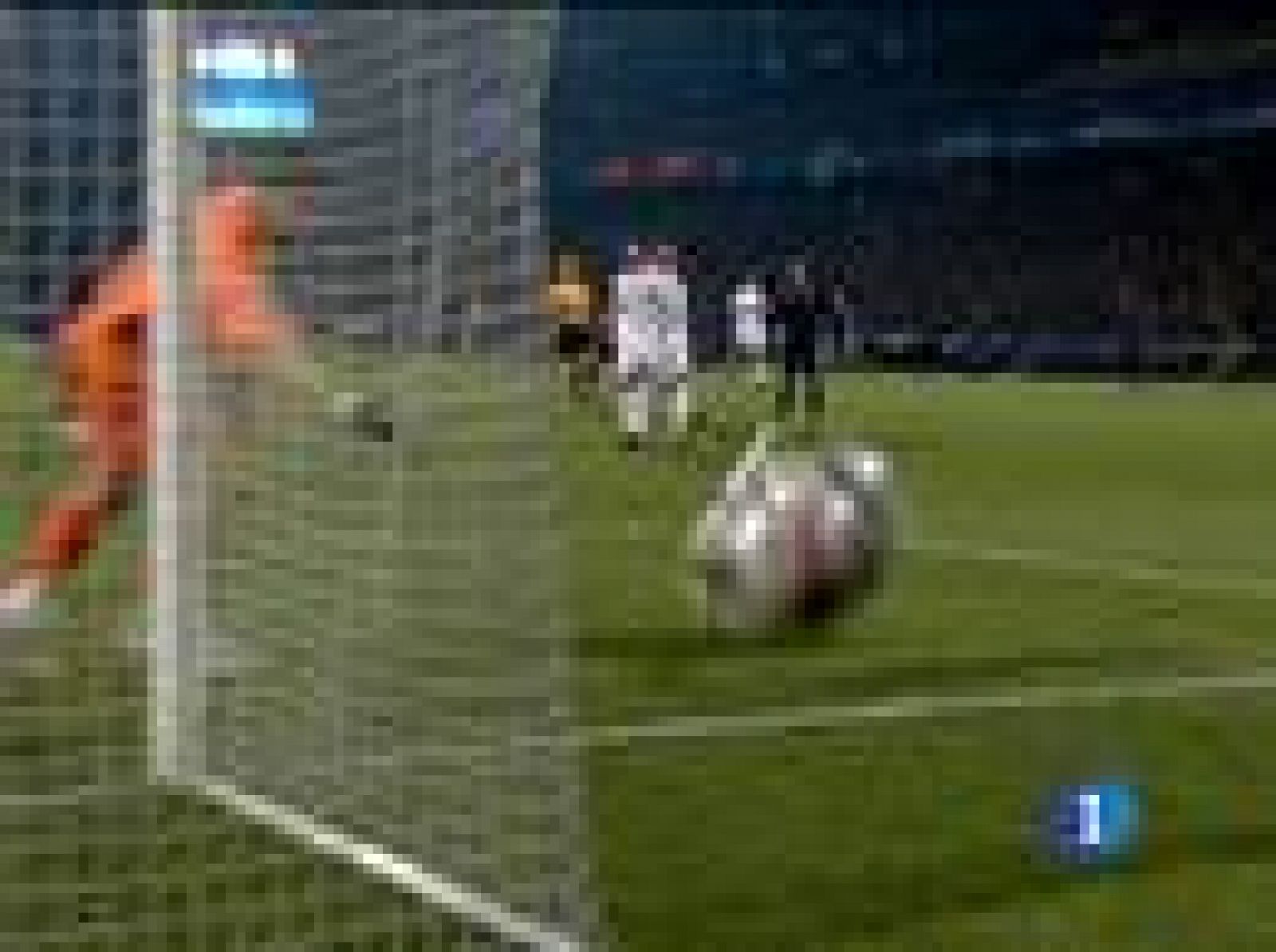 Un golazo del camerunés Makoun ha servido para que el Real Madrid cosechase una nueva derrota en Lyon (1-0), su feudo maldito en Champions.