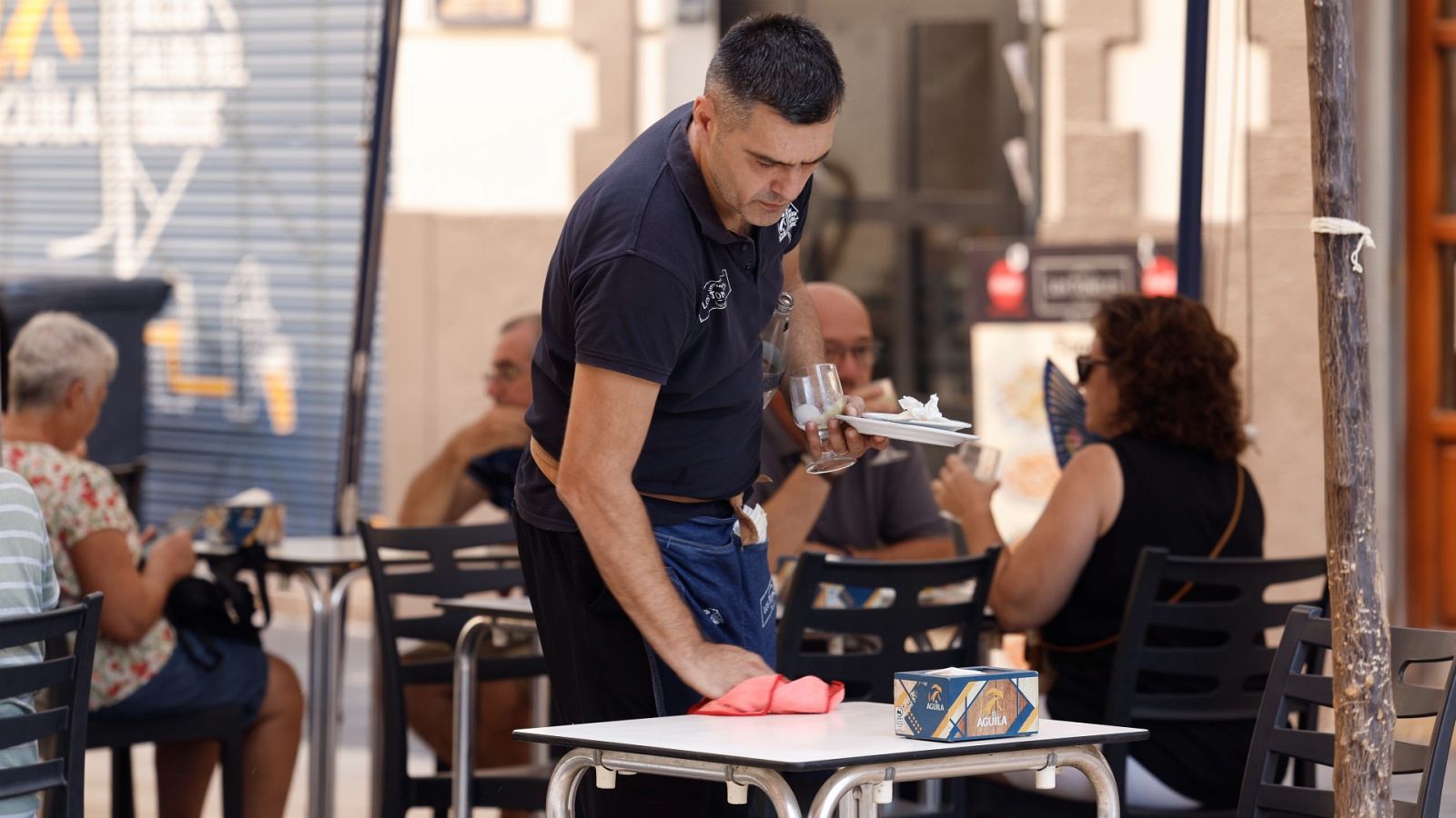 Agosto cierra con 185.385 empleos menos y 24.826 parados más por el fin del verano