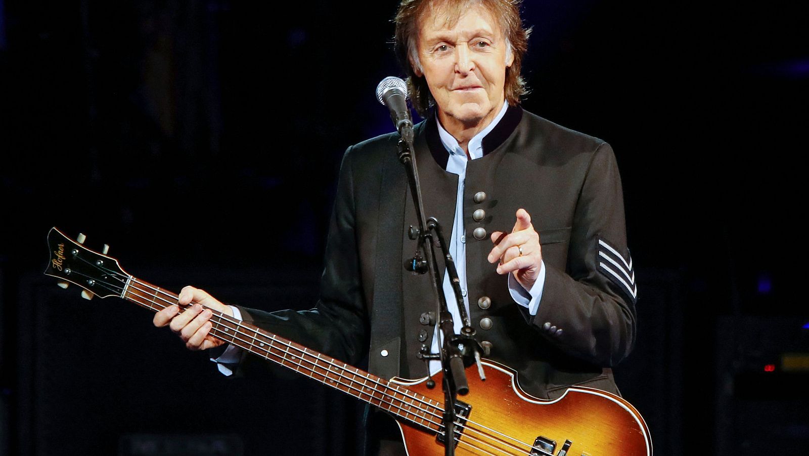 Paul McCartney busca su bajo desaparecido en 1969 | Ver