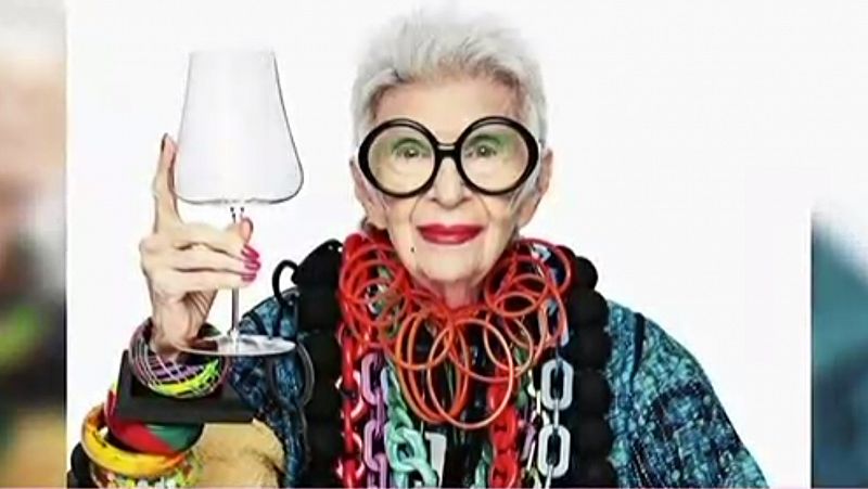 La mítica diseñadora Iris Apfel cumple 102 años