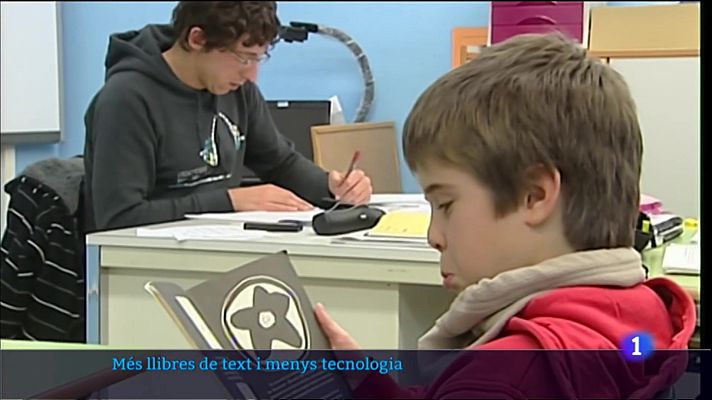 Els llibres de text tornen a imposar-se als dispositius electrònics a les classes