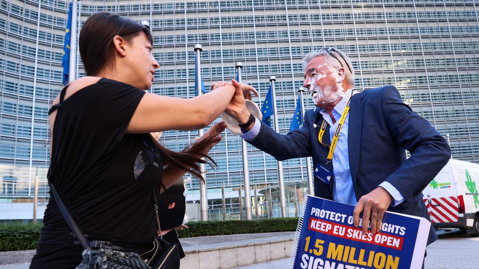 El máximo dirigente de Ryanair recibe dos tartazos de activistas climáticas