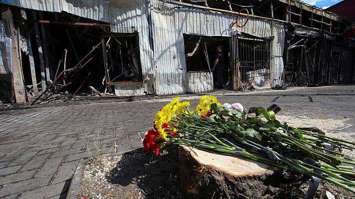 Los vecinos limpian los destrozos del ataque ruso al mercado de Kostiantinivka