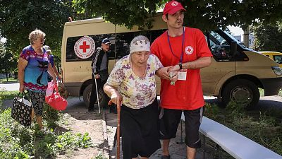 Voluntarios ayudan a poner a salvo de las bombas a los vecinos de Kupiansk