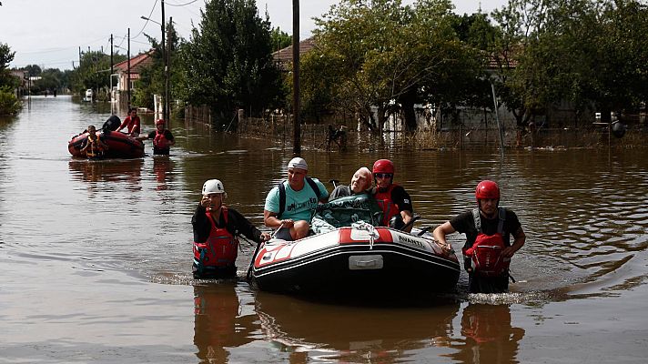 Telediario 2 - Voluntarios y militares ayudan en Grecia por las graves inundaciones que sufre el país