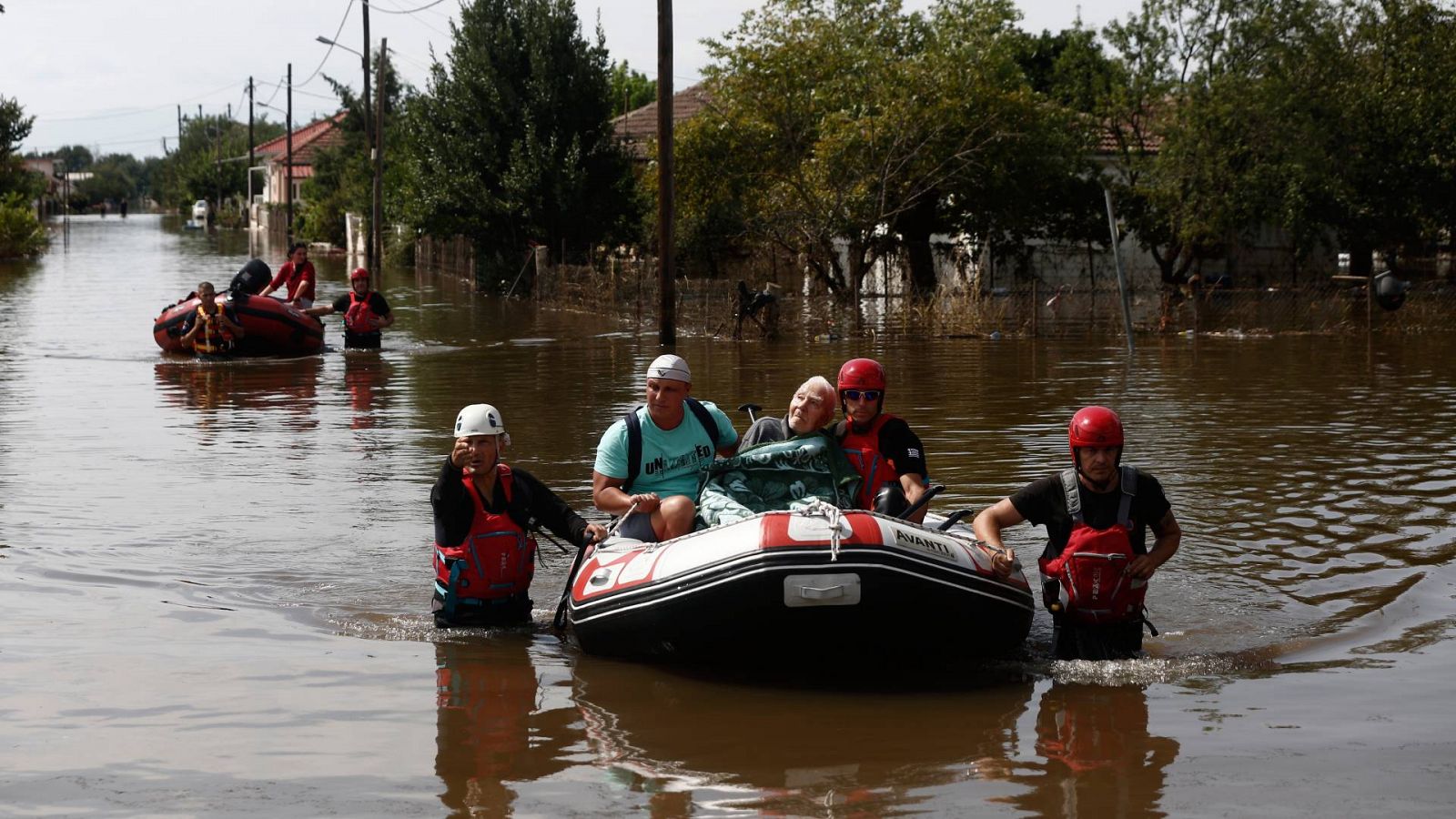 Voluntarios y militares ayudan en Grecia por las graves inundaciones que sufre el país