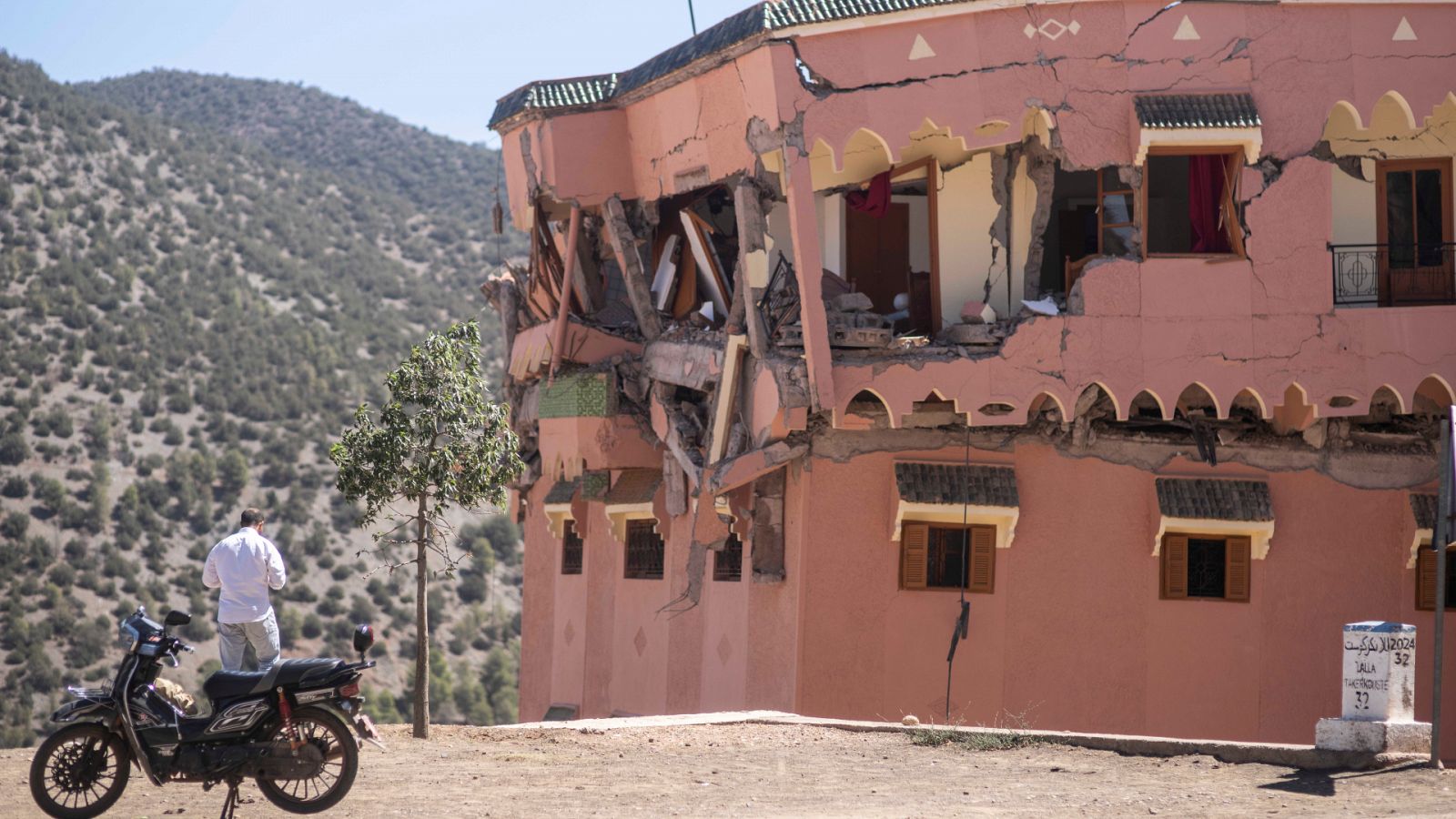 Los equipos de emergencia buscan supervivientes del terremoto en Marruecos