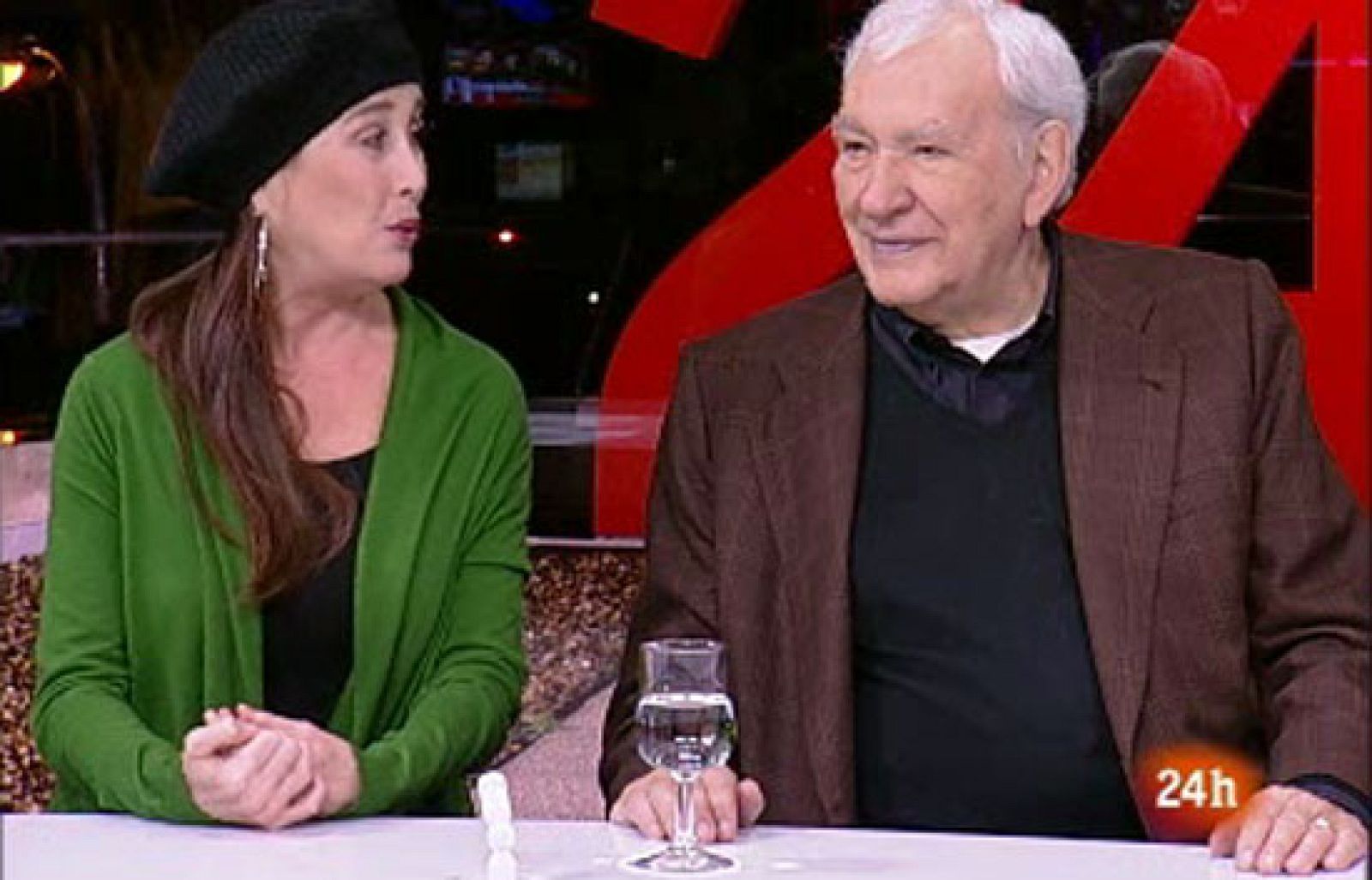 La obra de teatro "La abeja reina" se representa estos días en el Teatro de Bellas Artes de Madrid. Dirigida por Miguel Narros y protagonizada por Verónica Forqué es una pieza teatral con ingredientes base como la soledad, el amor, el miedo a envejecer y aderezada con ironía y humor inglés. La Tarde en 24 horas habla de todo ello con ambos y con Antonio Gárate de Miradas 2.