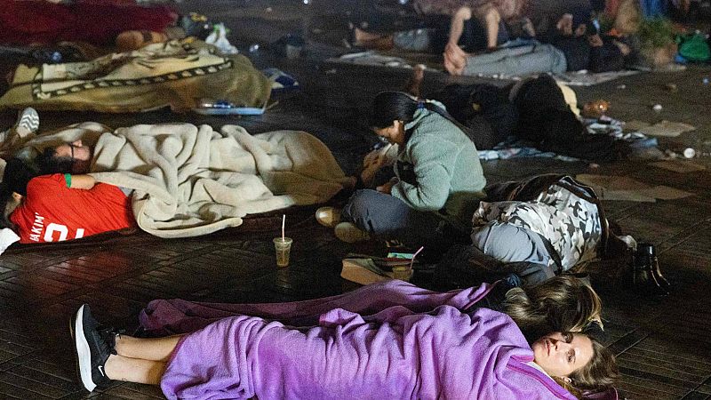 Muchos turistas españoles han dormido en la calle tras el terremoto en Marruecos