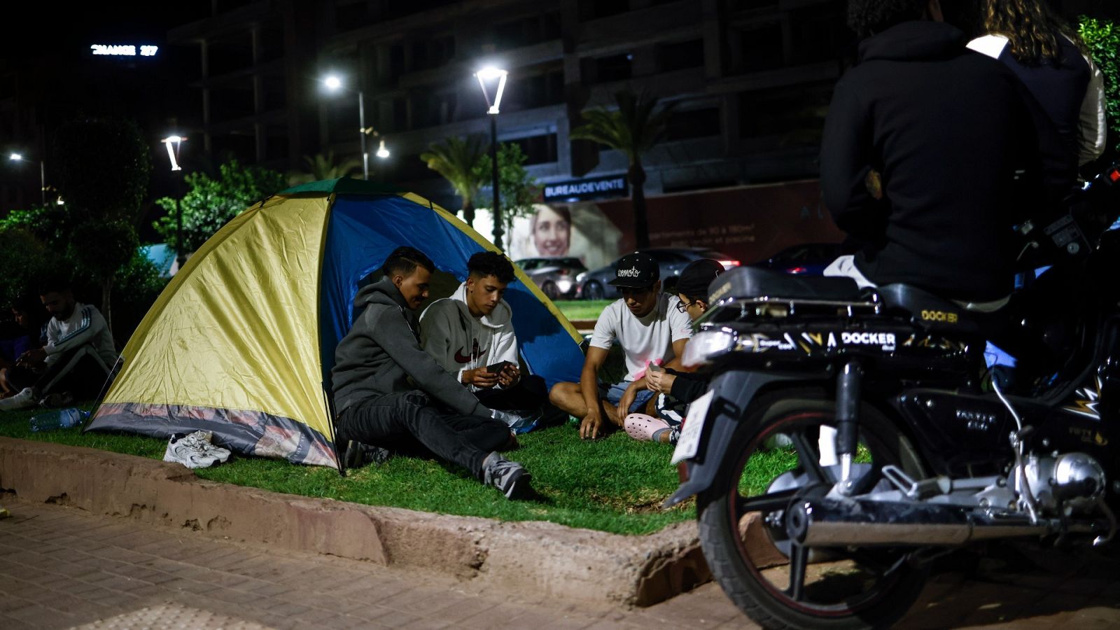 Campamentos improvisados en los parques de Marrakech tras el terremoto