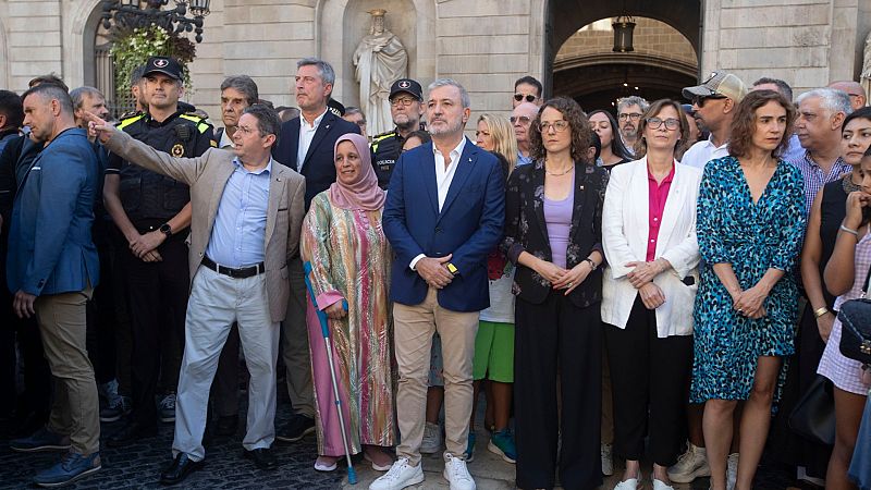 Una concentración en contra de la posible amnistía a Puigdemont rompe un minuto de silencio por las víctimas de Marruecos