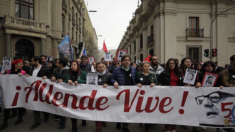 Los disturbios no frenan la marcha en memoria a las víctimas de la dictadura en Chile