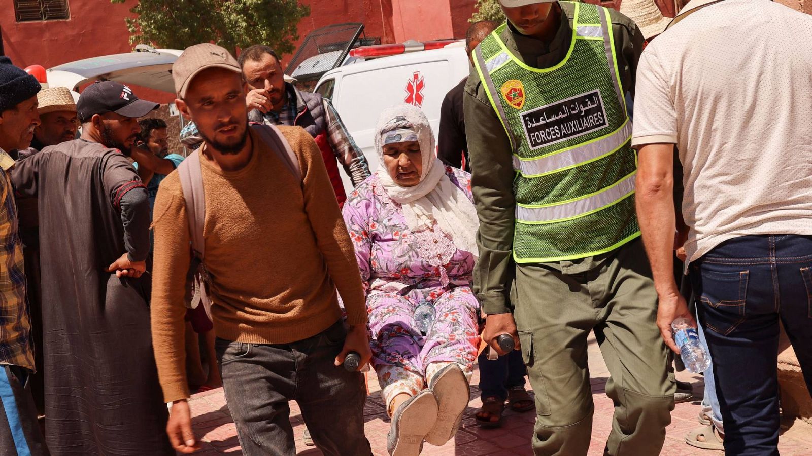 En Marruecos sigue la búsqueda de supervivientes entre los escombros un día después del terremoto